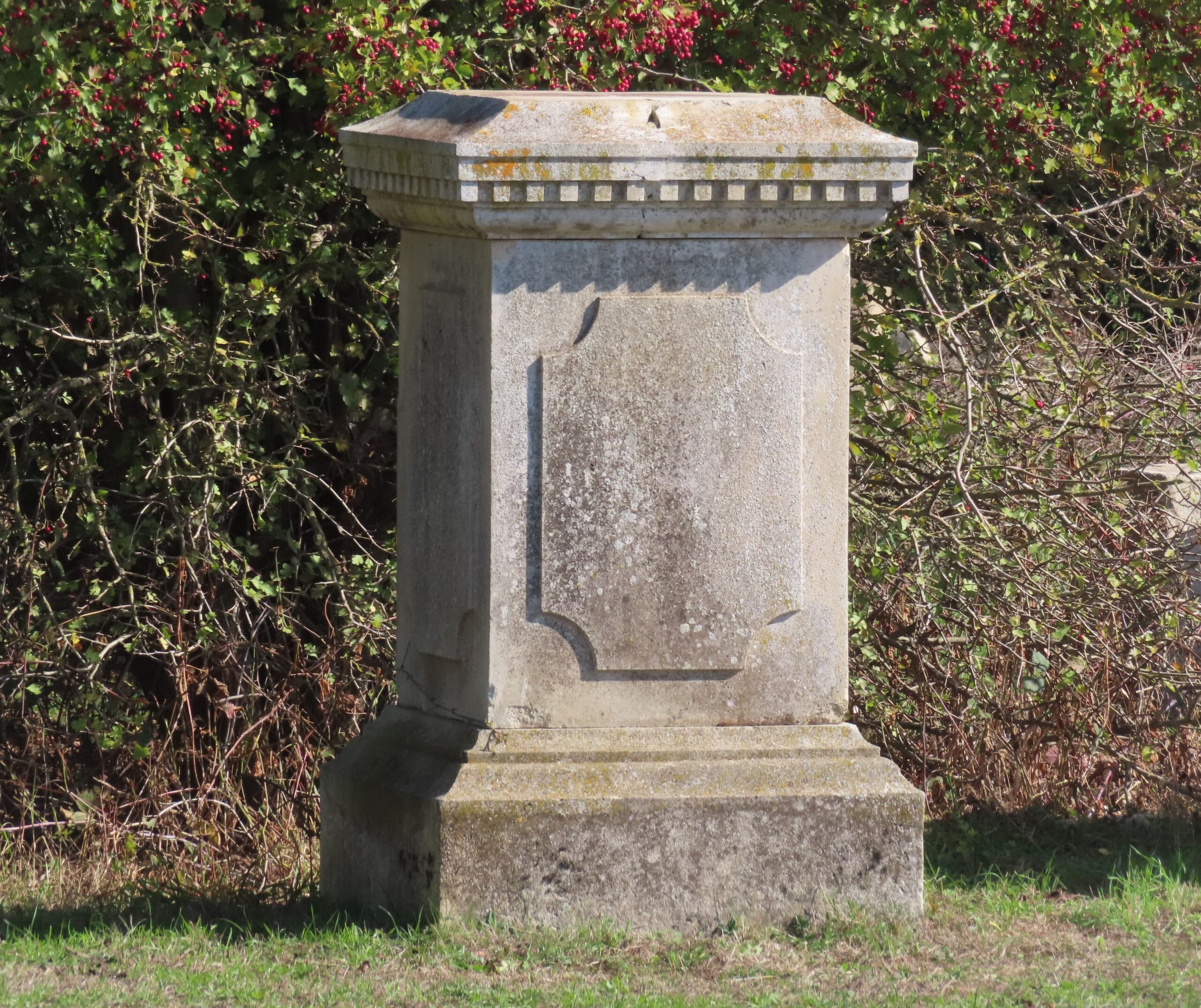 antique-garden-pedestal-stone